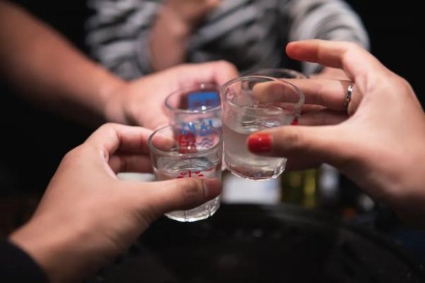 盈通配资 年轻人上桌，白酒慌了？